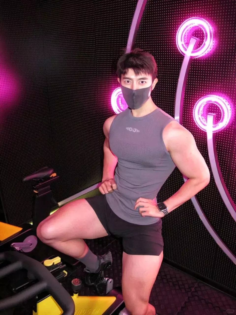 图片[4]-大胸围运动型男紧身衣穿搭太显肌肉线条-潮男潮北-潮男潮北