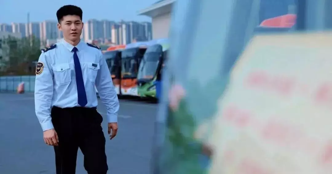 图片[4]-洛阳00后公交司机被乘客要微信？1米9大长腿穿西裤太好看！-潮男潮北-潮男潮北