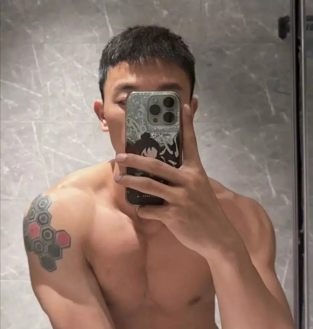 图片[8]-疑似流出！这个黑皮体育生在外网火了……-潮男潮北-潮男潮北