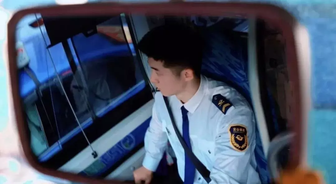 图片[3]-洛阳00后公交司机被乘客要微信？1米9大长腿穿西裤太好看！-潮男潮北-潮男潮北