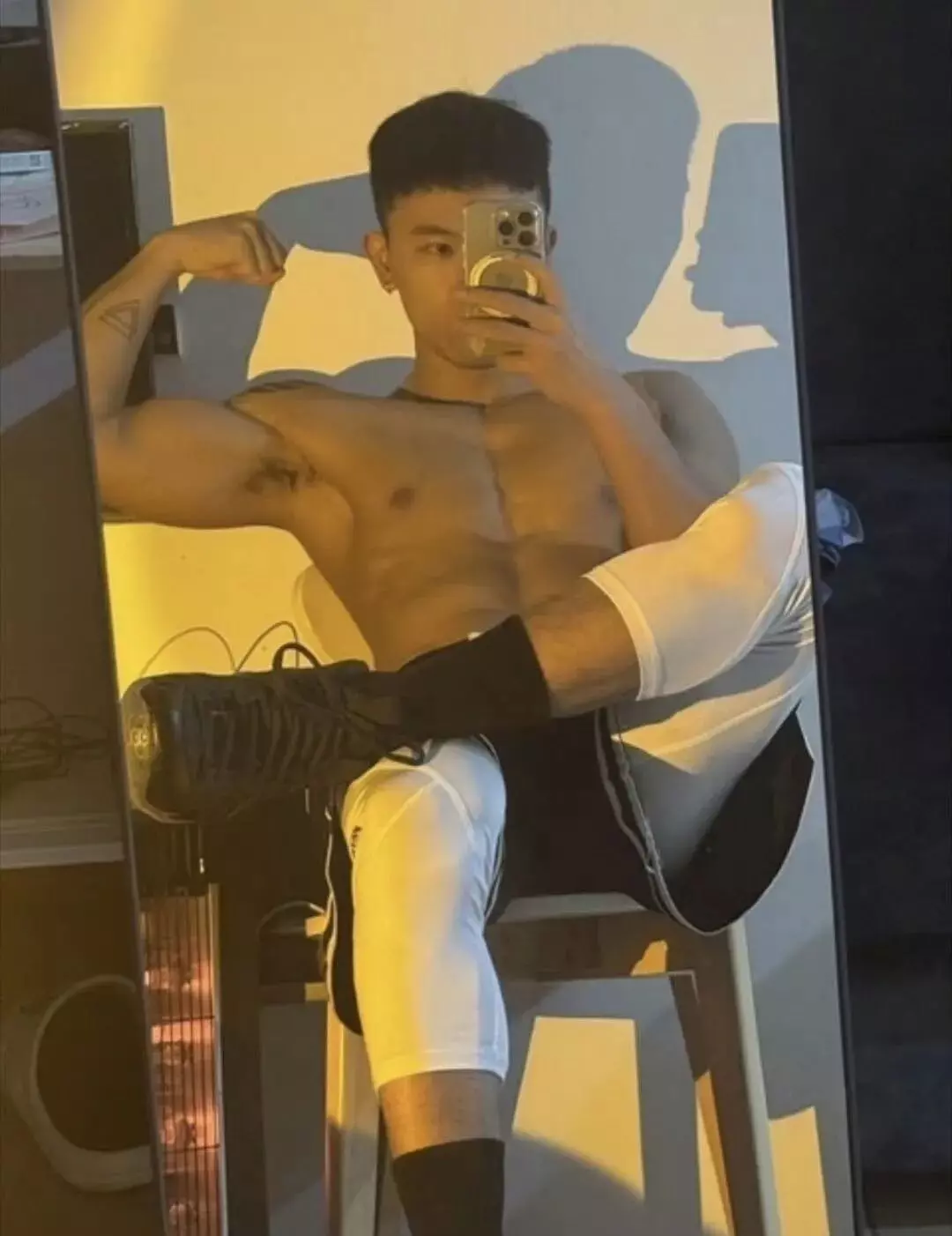 图片[13]-疑似流出！这个黑皮体育生在外网火了……-潮男潮北-潮男潮北