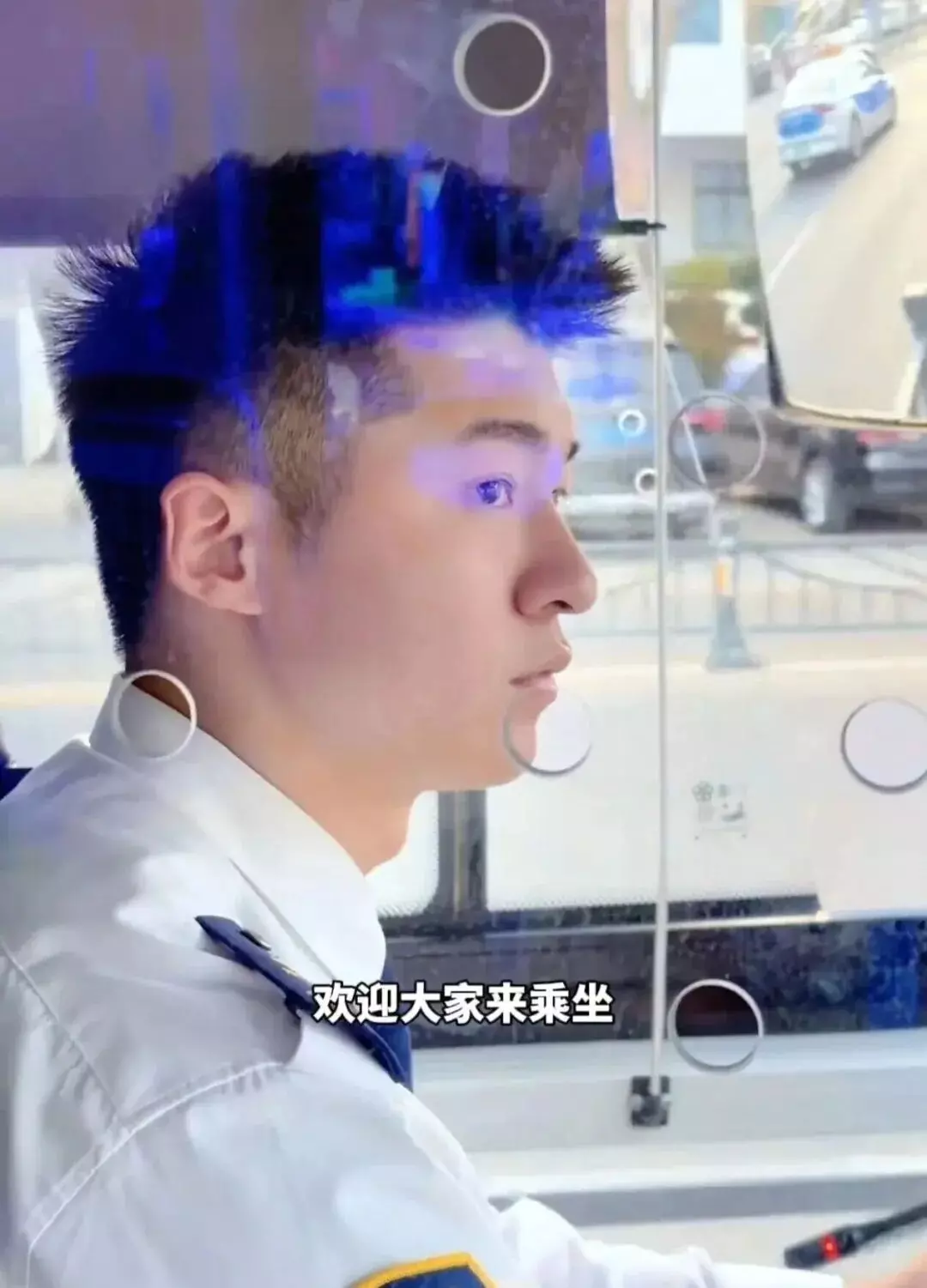 图片[2]-洛阳00后公交司机被乘客要微信？1米9大长腿穿西裤太好看！-潮男潮北-潮男潮北