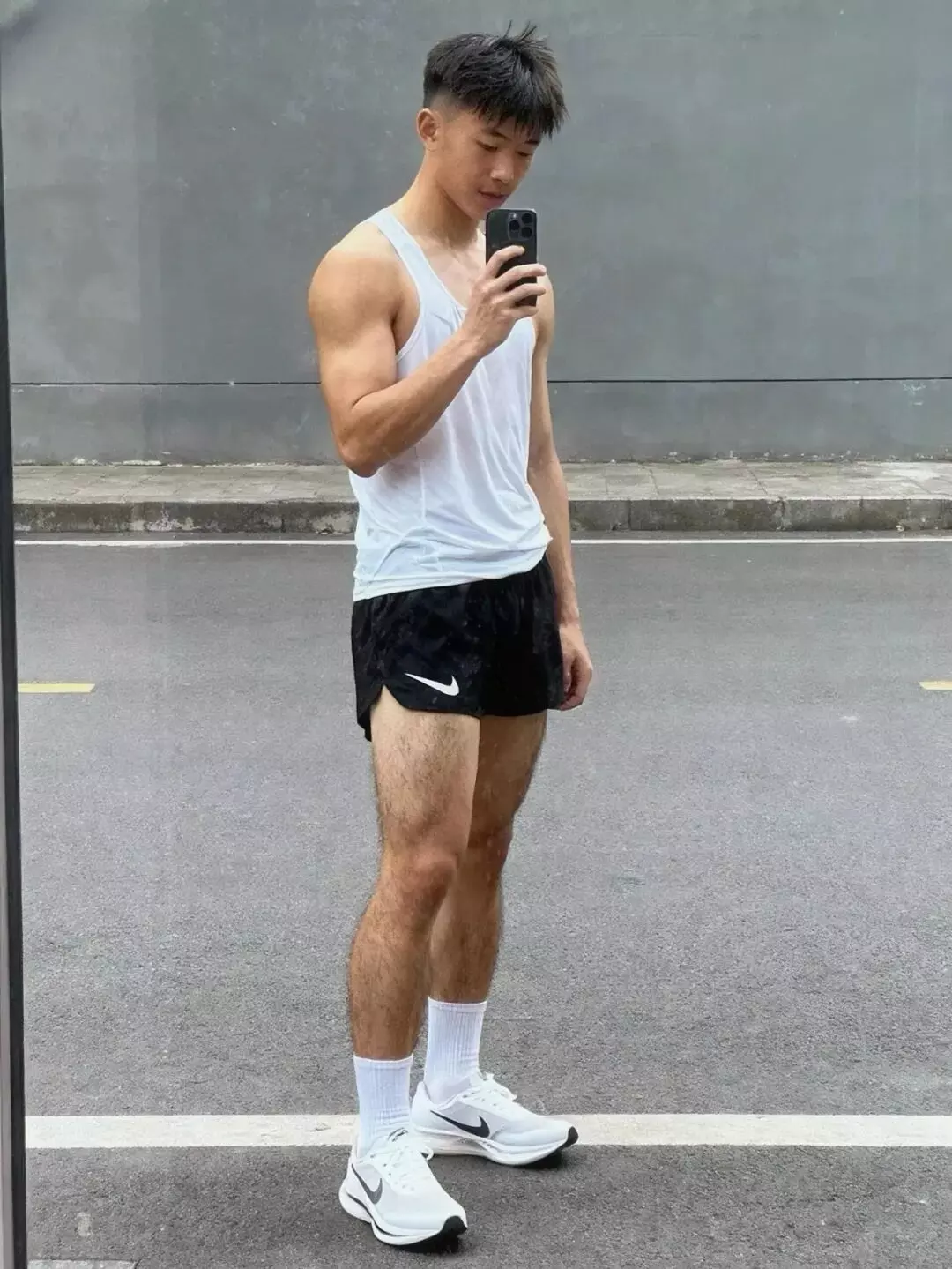 图片[13]-地铁里穿运动短裤的男大体育生，自拍鼻子真挺呀！-潮男潮北-潮男潮北