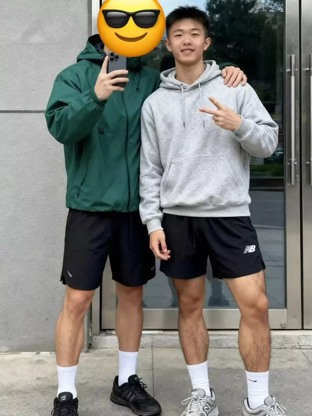 图片[3]-地铁里穿运动短裤的男大体育生，自拍鼻子真挺呀！-潮男潮北-潮男潮北