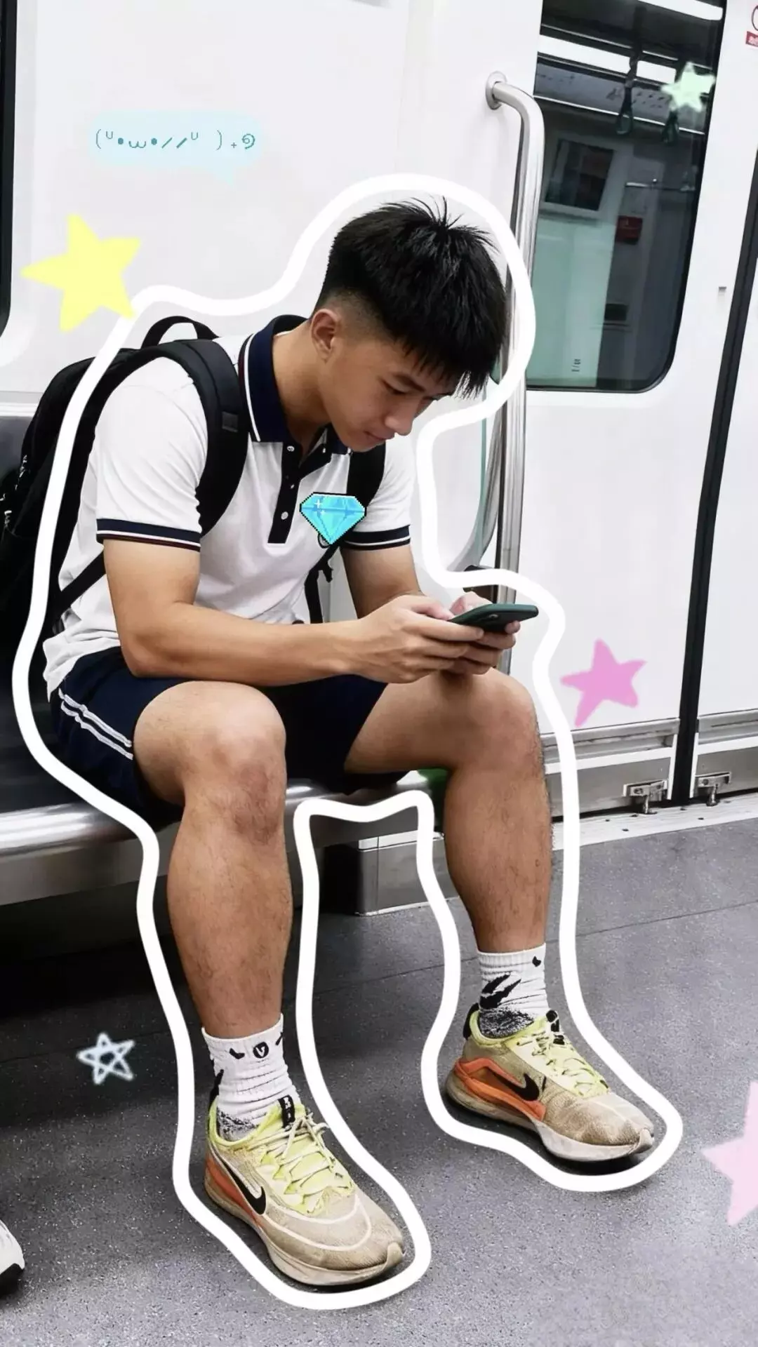 地铁里穿运动短裤的男大体育生，自拍鼻子真挺呀！-潮男潮北