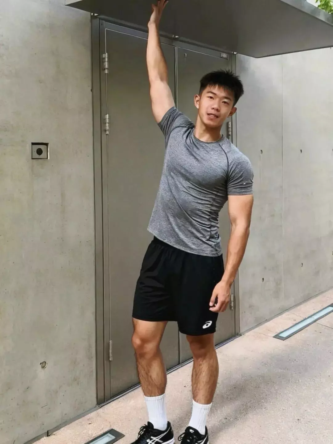 图片[4]-地铁里穿运动短裤的男大体育生，自拍鼻子真挺呀！-潮男潮北-潮男潮北