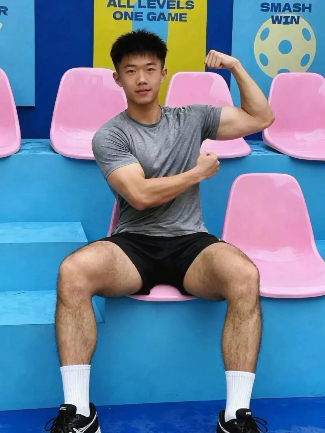 图片[6]-地铁里穿运动短裤的男大体育生，自拍鼻子真挺呀！-潮男潮北-潮男潮北