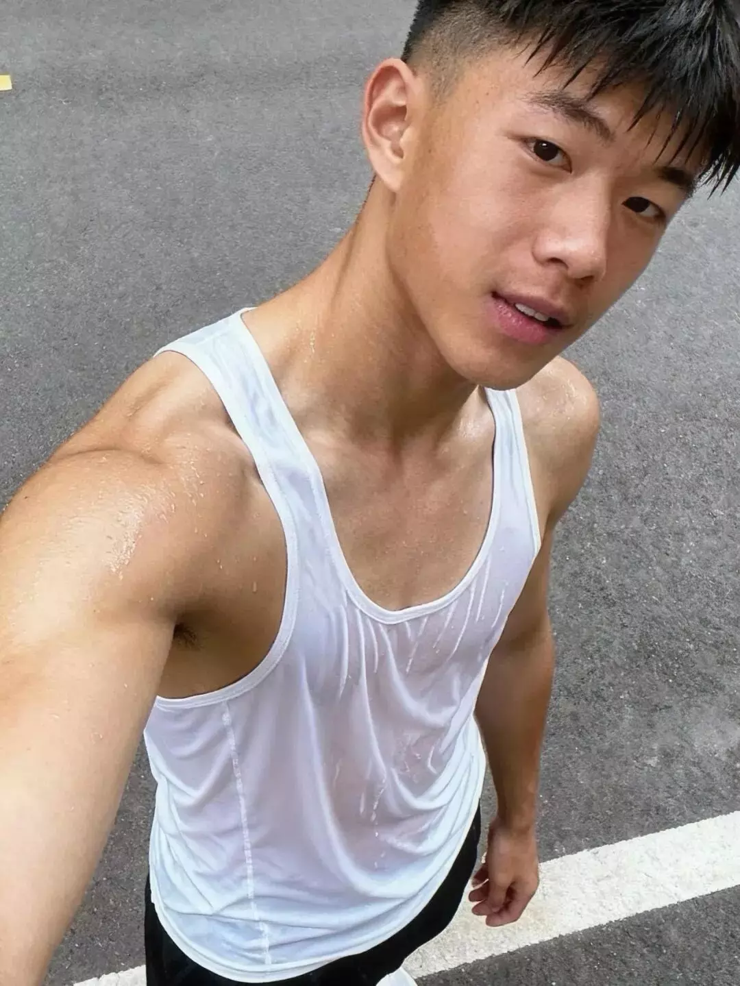 图片[14]-地铁里穿运动短裤的男大体育生，自拍鼻子真挺呀！-潮男潮北-潮男潮北