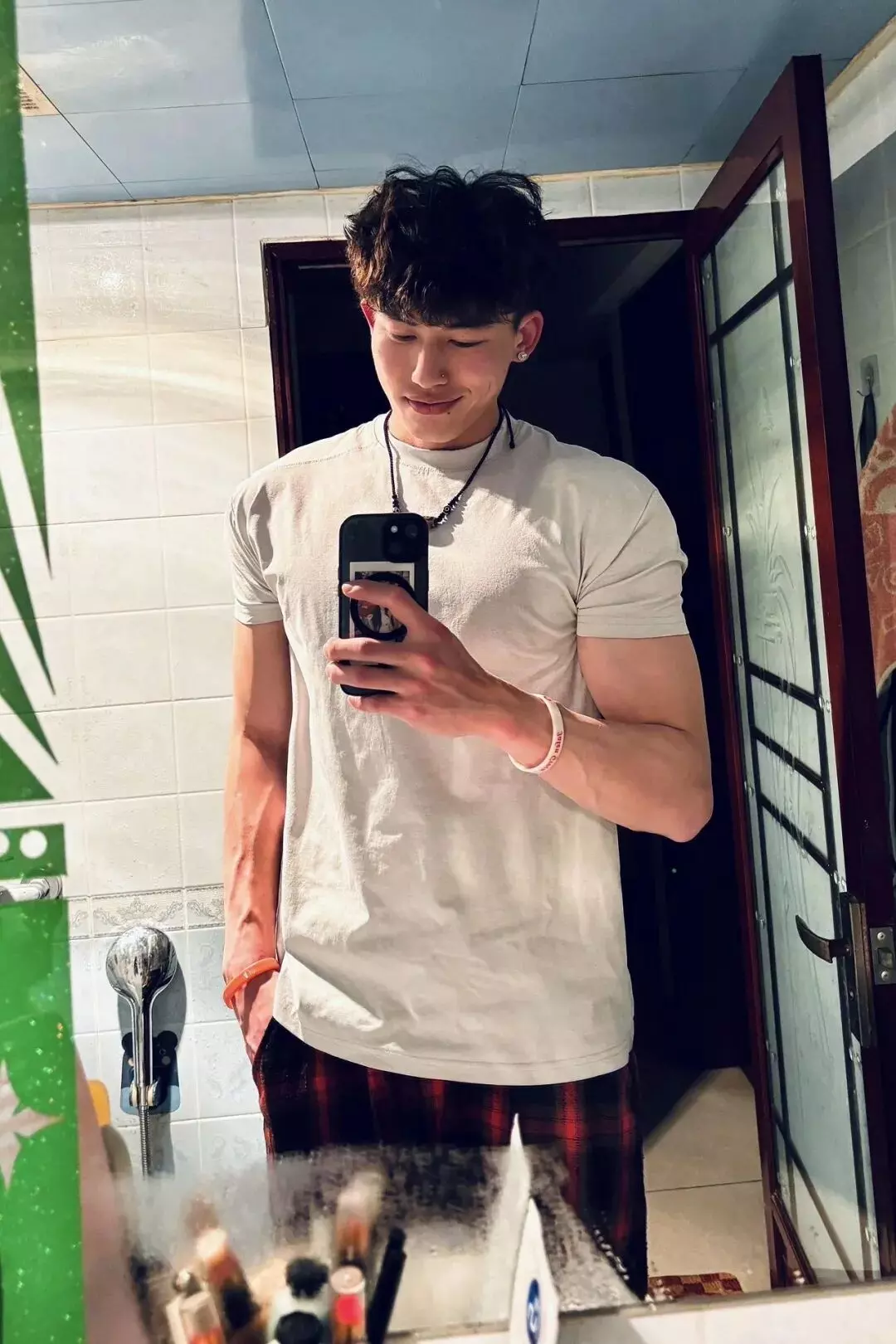 图片[6]-190cm美式男大秀身材，痞帅有型超性感！-小蓝短视频