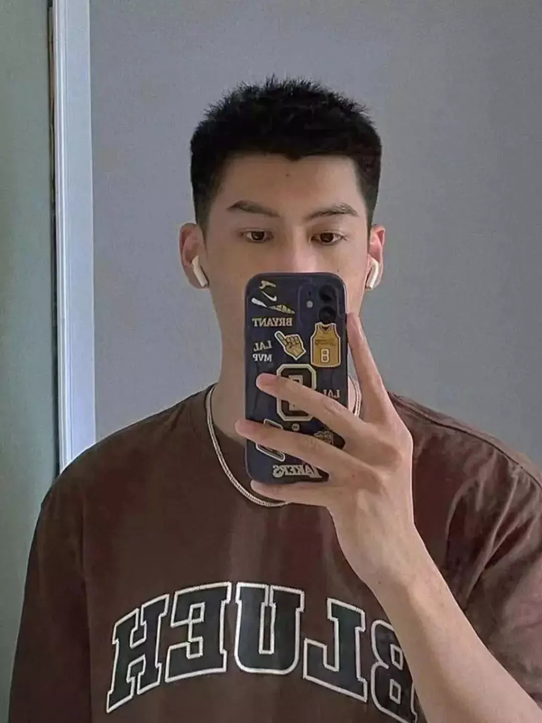 图片[2]-“两边铲光，中间留长”，2026年男生剪这3款发型，尽显潮男范儿-小蓝短视频