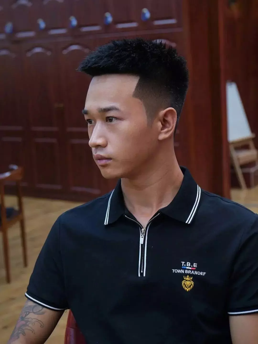 图片[3]-“两边铲光，中间留长”，2026年男生剪这3款发型，尽显潮男范儿-小蓝短视频