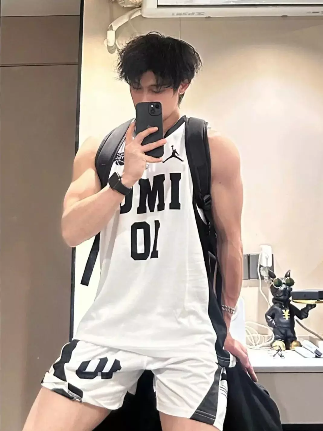 东北187cm直男肉壮体育生，私下秀肌肉竟然这么大！-小蓝短视频