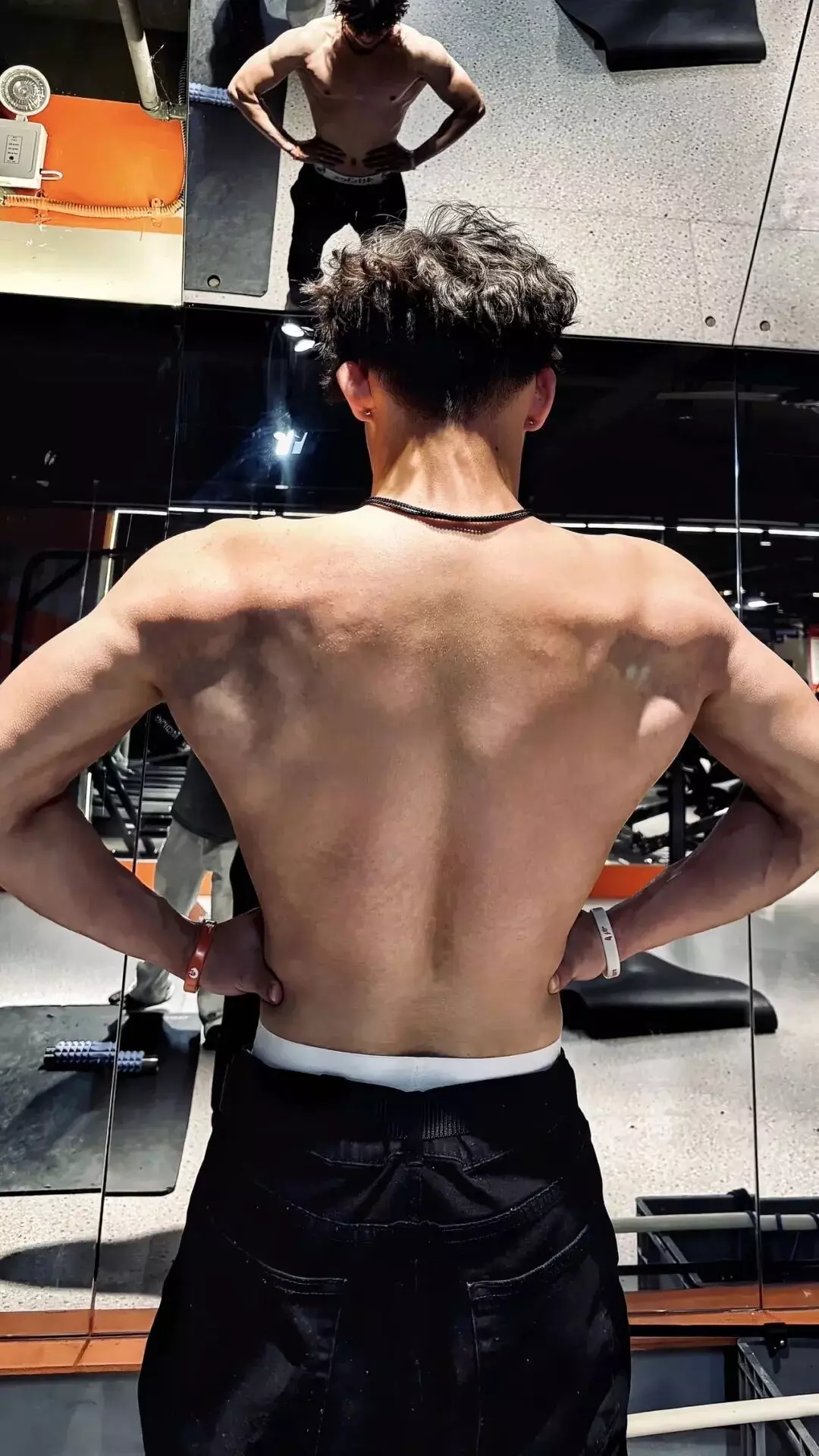 图片[8]-190cm美式男大秀身材，痞帅有型超性感！-小蓝短视频