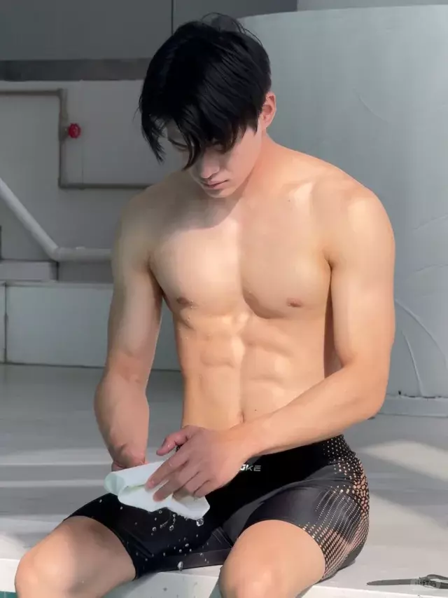 广州好热，游泳教练依然在过夏天-潮男潮北