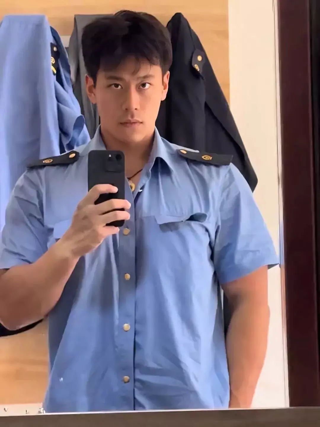 东北182cm直男列车员，私下秀肌肉竟然这么大！