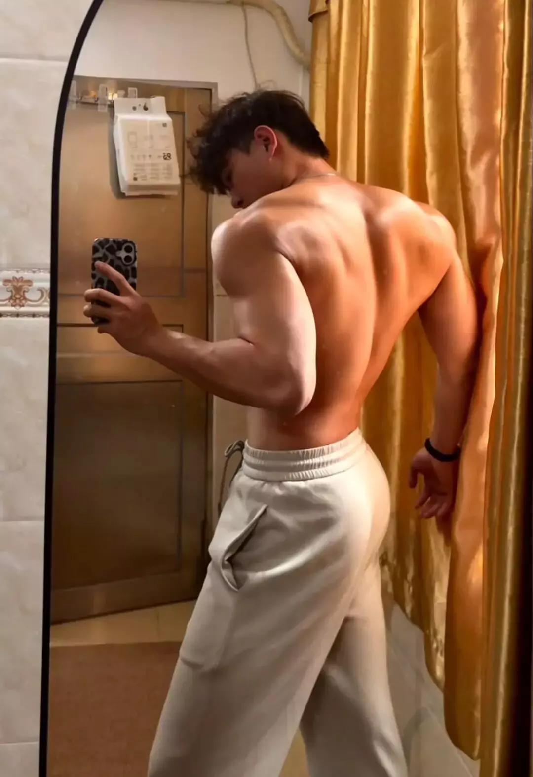 图片[7]-187翘臀黑皮肌肉体育生对镜自拍，网友：前凸后翘...-潮男潮北-潮男潮北