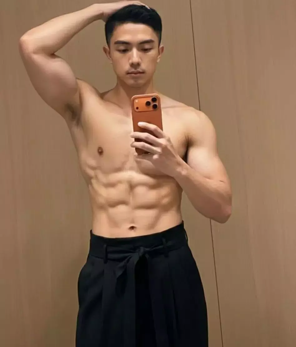 图片[5]-195CM的长腿迷彩兵哥穿灰裤子自拍？私照让人一眼沦陷。-潮男潮北-潮男潮北