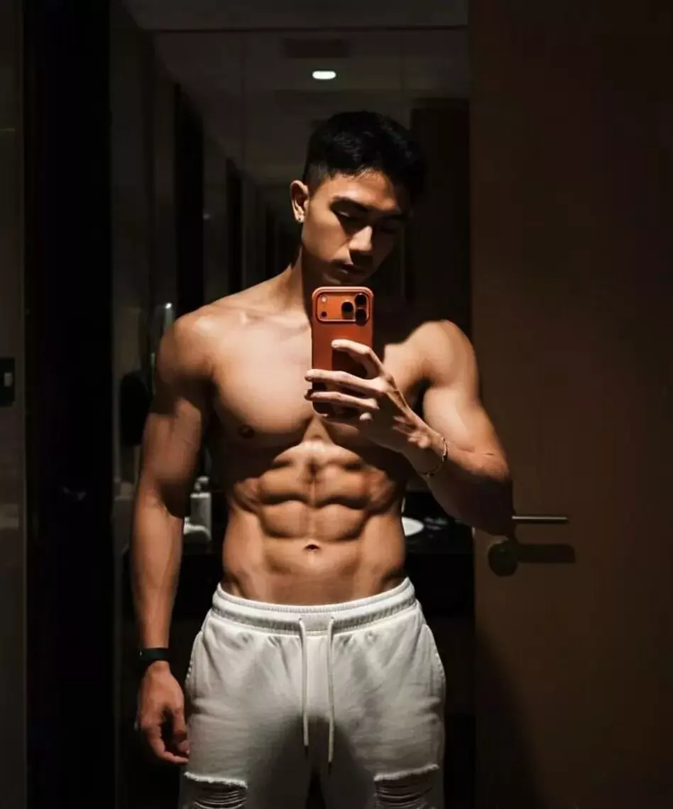 图片[17]-195CM的长腿迷彩兵哥穿灰裤子自拍？私照让人一眼沦陷。-潮男潮北-潮男潮北