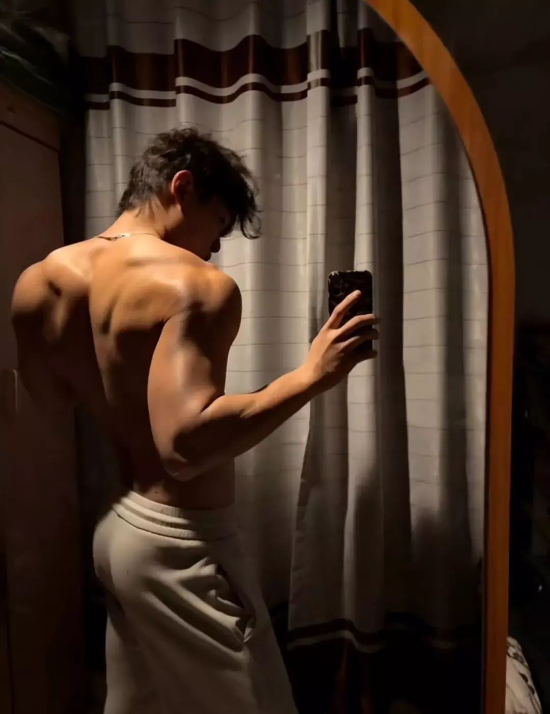 图片[4]-187翘臀黑皮肌肉体育生对镜自拍，网友：前凸后翘...-潮男潮北-潮男潮北