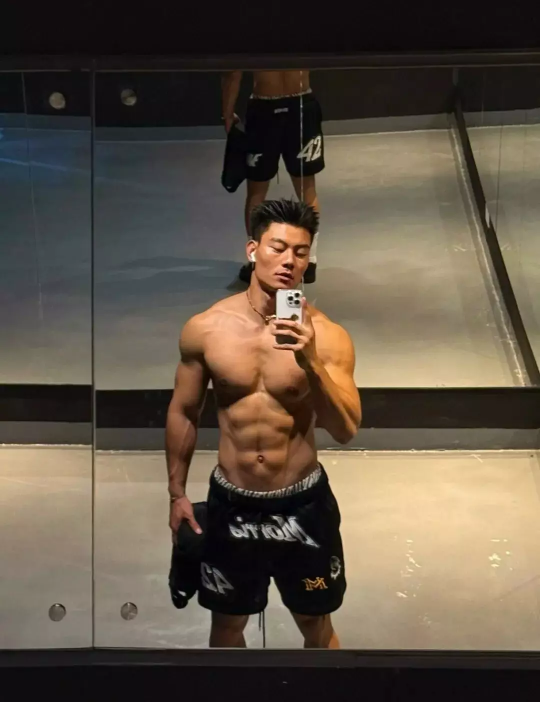 图片[11]-武汉爆火的超猛肌肉健身教练，健身房打桩超持久....-潮男潮北-潮男潮北