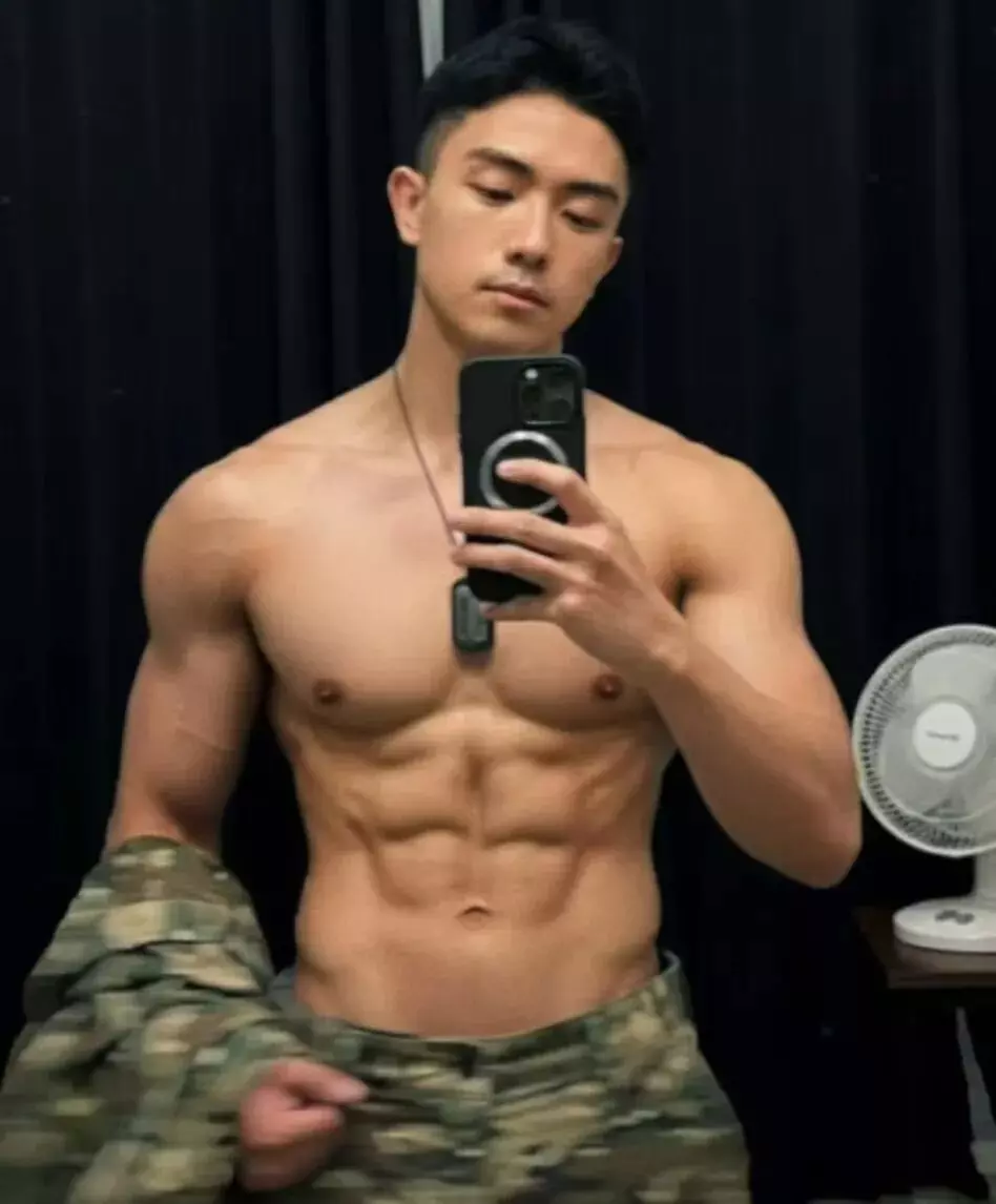 195CM的长腿迷彩兵哥穿灰裤子自拍？私照让人一眼沦陷。-潮男潮北