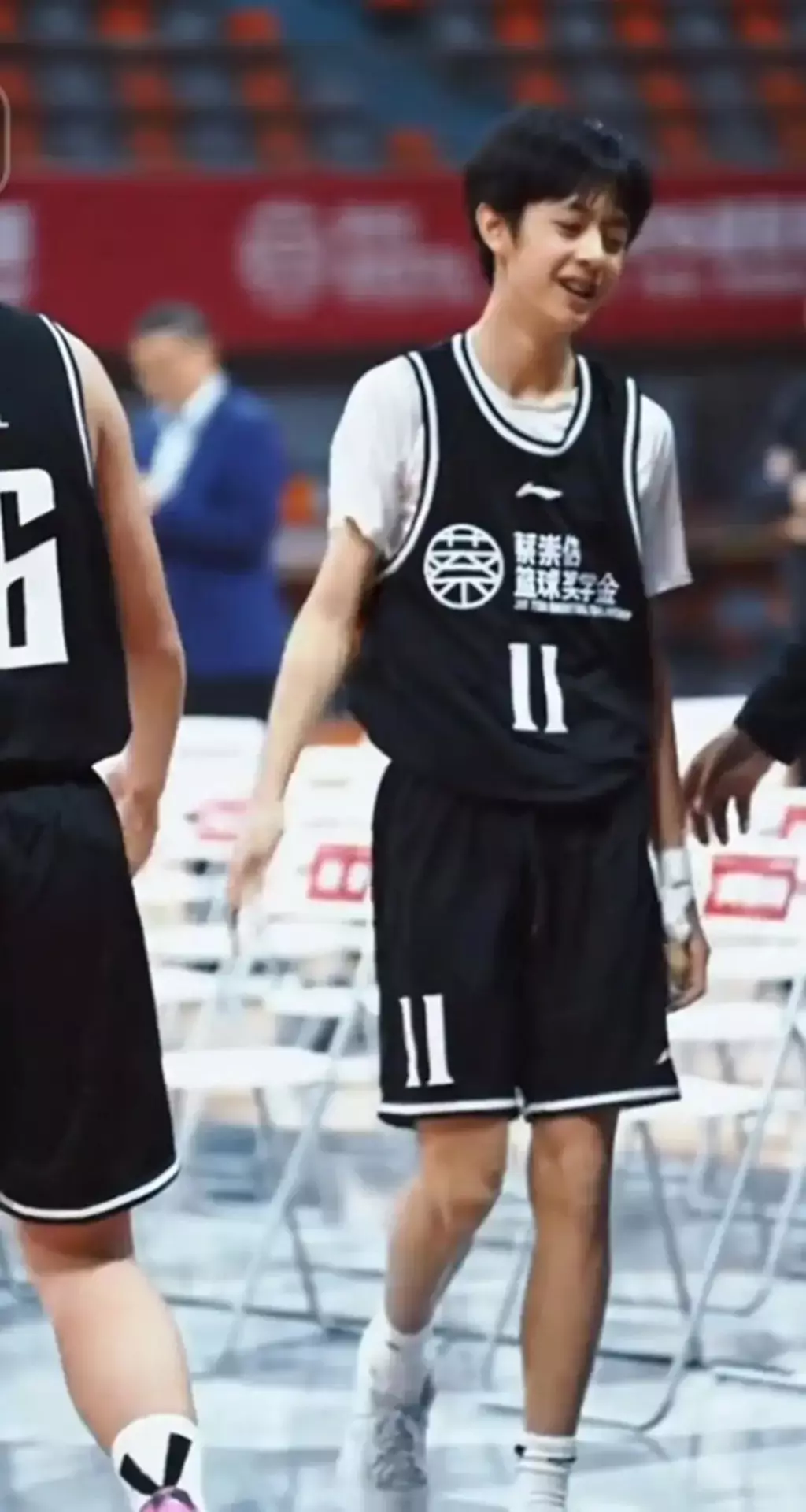 图片[2]-孙俪儿子今年15岁了！还是篮球体育生，大长腿配帅气颜值！-小蓝短视频