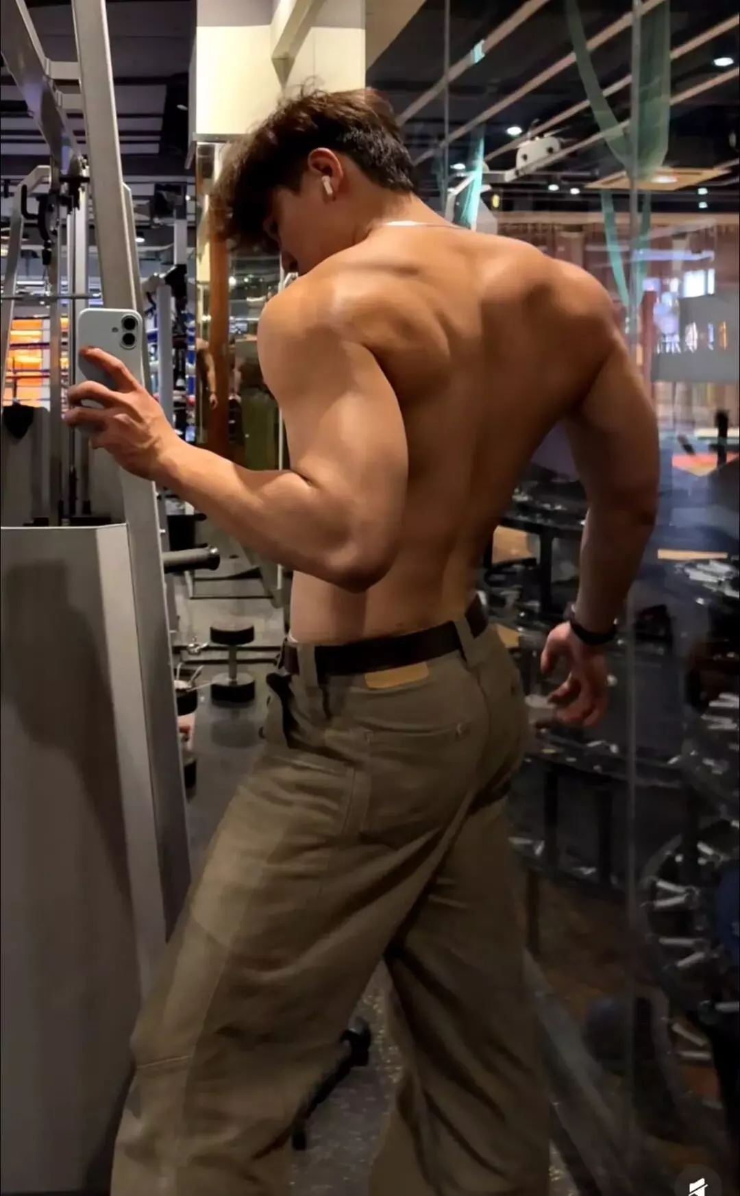 图片[3]-187翘臀黑皮肌肉体育生对镜自拍，网友：前凸后翘...-潮男潮北-潮男潮北