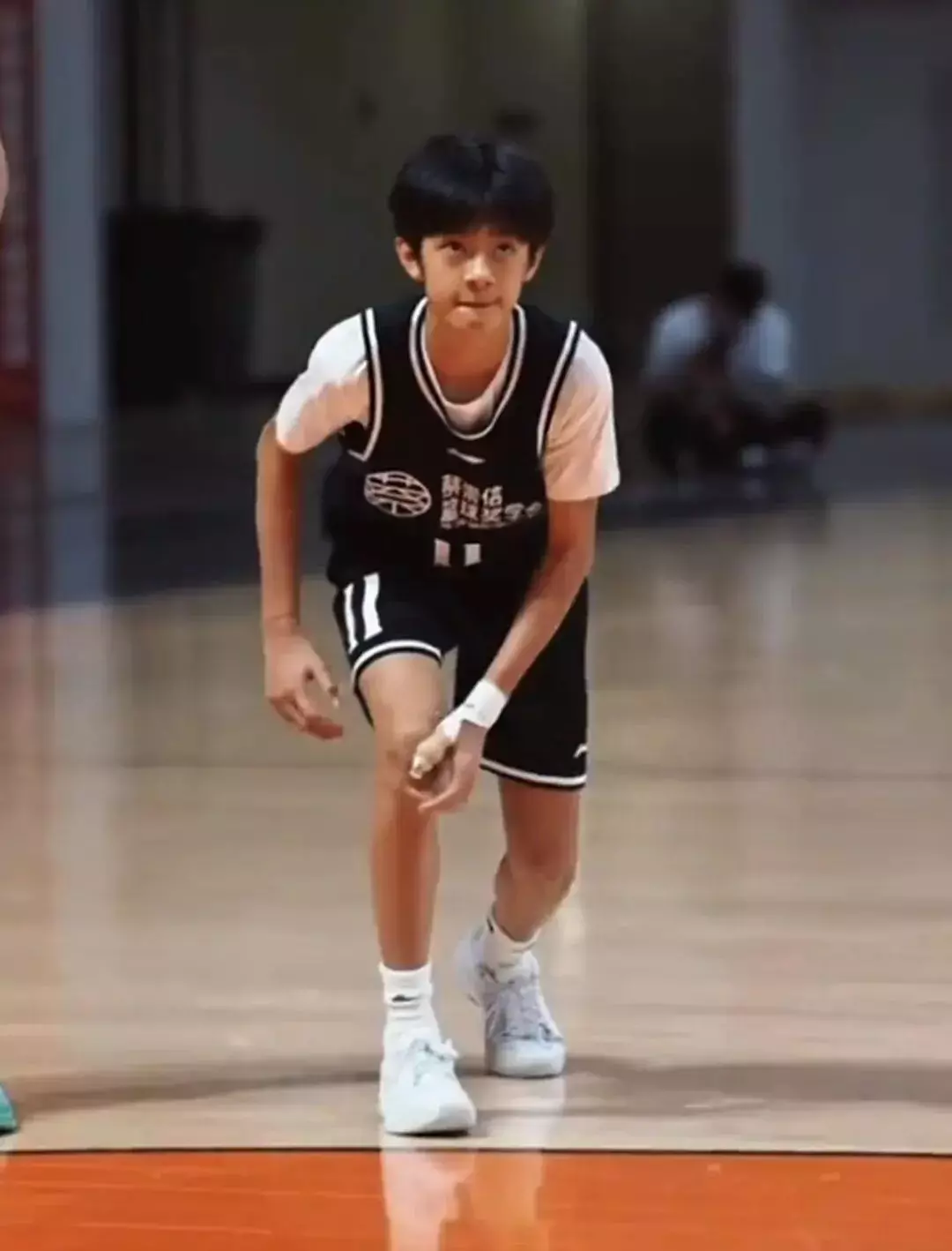 孙俪儿子今年15岁了！还是篮球体育生，大长腿配帅气颜值！-小蓝短视频