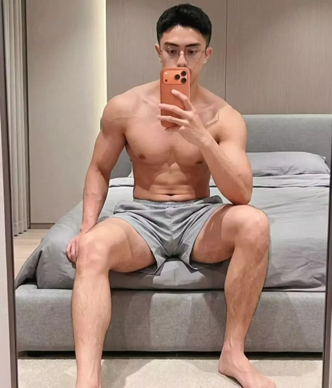 图片[3]-195CM的长腿迷彩兵哥穿灰裤子自拍？私照让人一眼沦陷。-潮男潮北-潮男潮北