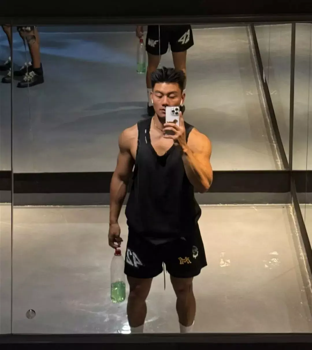 图片[12]-武汉爆火的超猛肌肉健身教练，健身房打桩超持久....-潮男潮北-潮男潮北