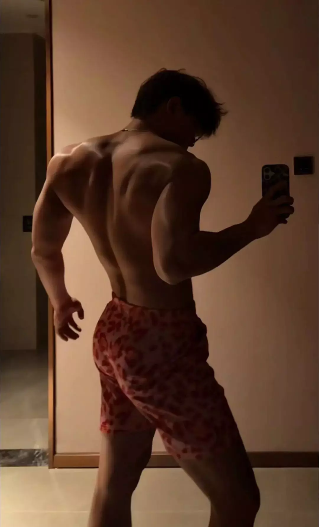 图片[5]-187翘臀黑皮肌肉体育生对镜自拍，网友：前凸后翘...-潮男潮北-潮男潮北