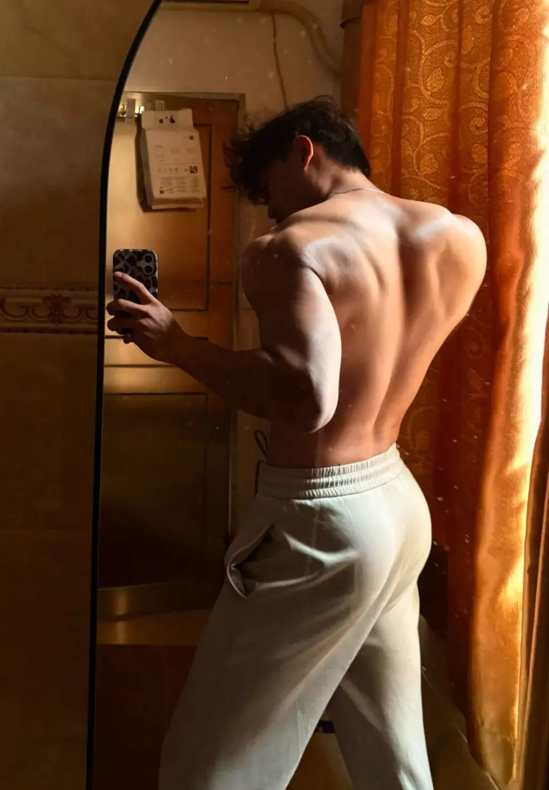 187翘臀黑皮肌肉体育生对镜自拍，网友：前凸后翘...-潮男潮北