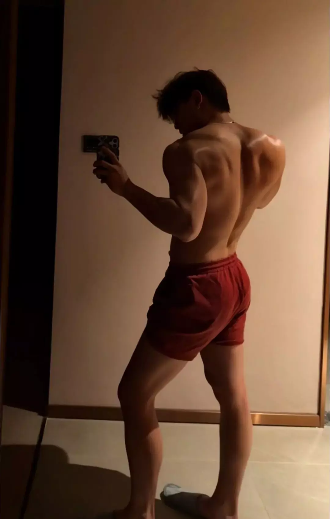 图片[6]-187翘臀黑皮肌肉体育生对镜自拍，网友：前凸后翘...-潮男潮北-潮男潮北