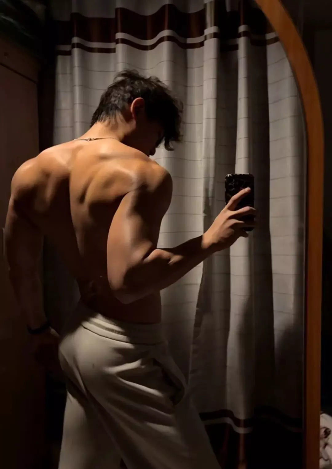 图片[2]-187翘臀黑皮肌肉体育生对镜自拍，网友：前凸后翘...-潮男潮北-潮男潮北