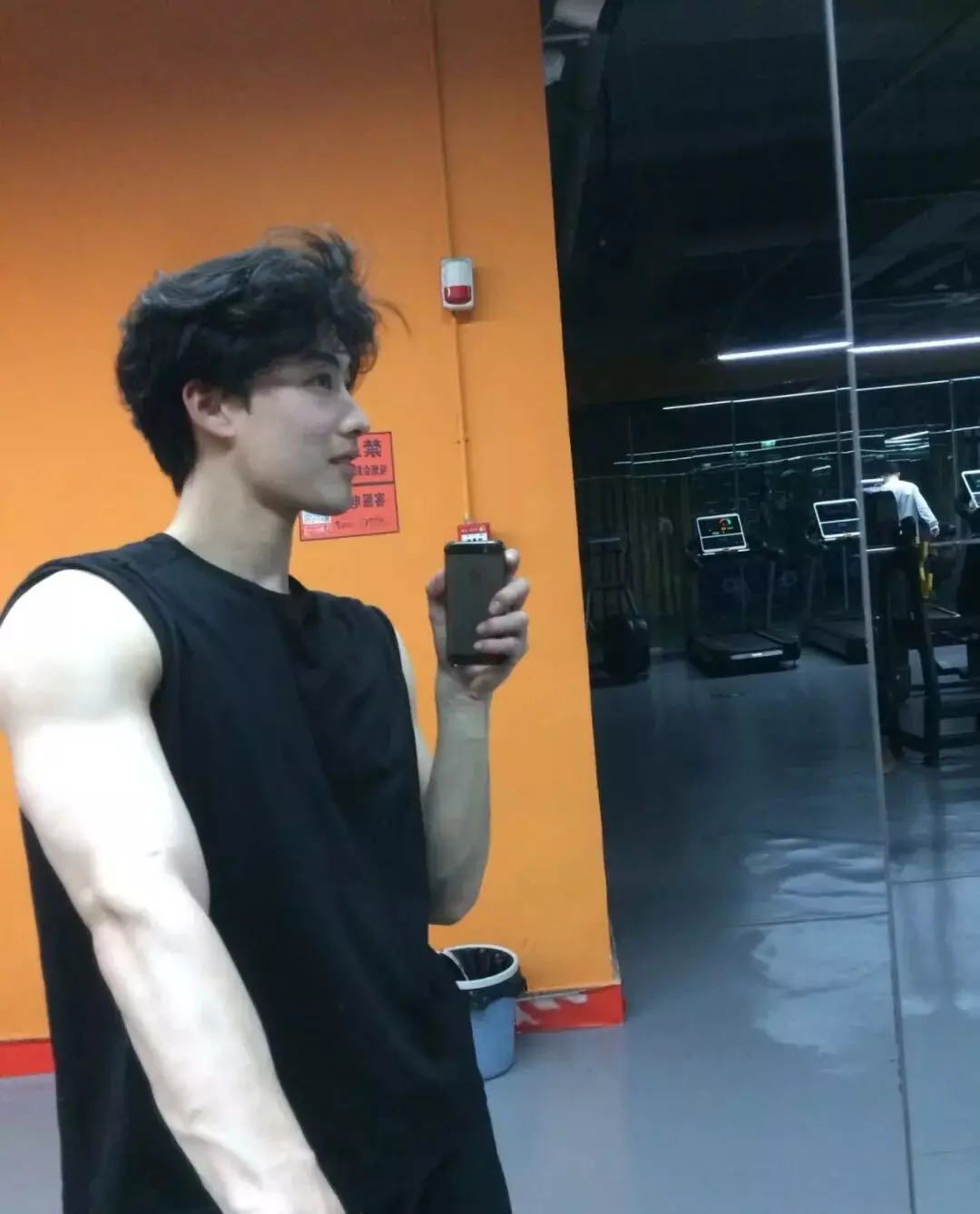 图片[6]-麒麟臂肌肉校草大秀身材！清爽男大反差感满满....-小蓝短视频