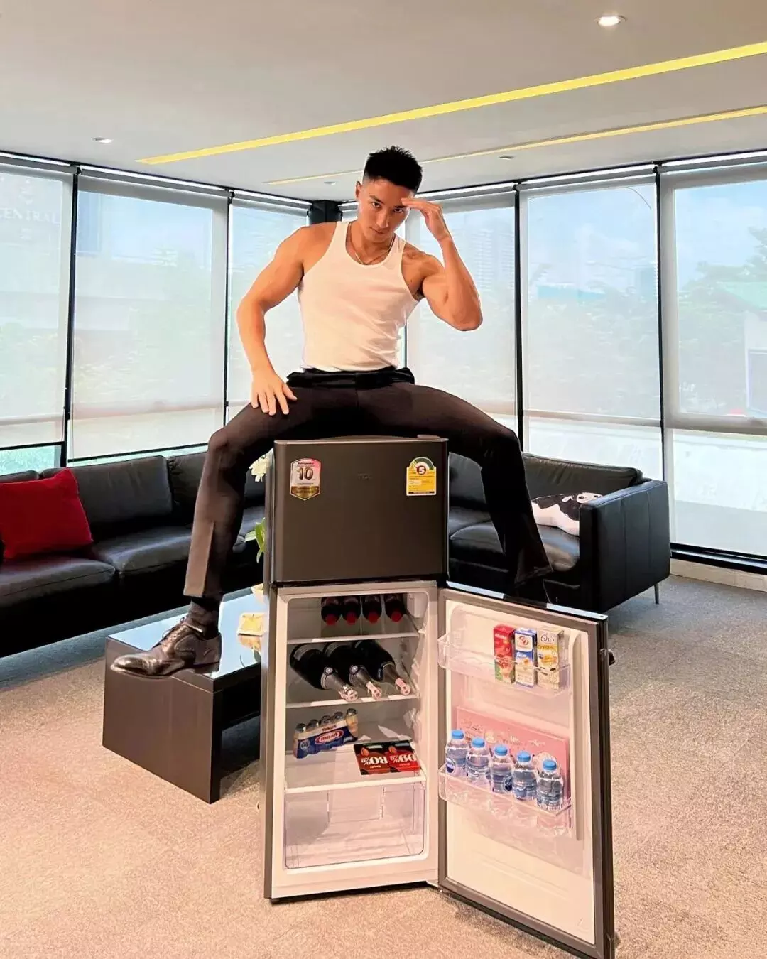 图片[2]-大胸肌腹肌居然还能劈叉，这韧性在健身房吊打一切猛男-小蓝短视频