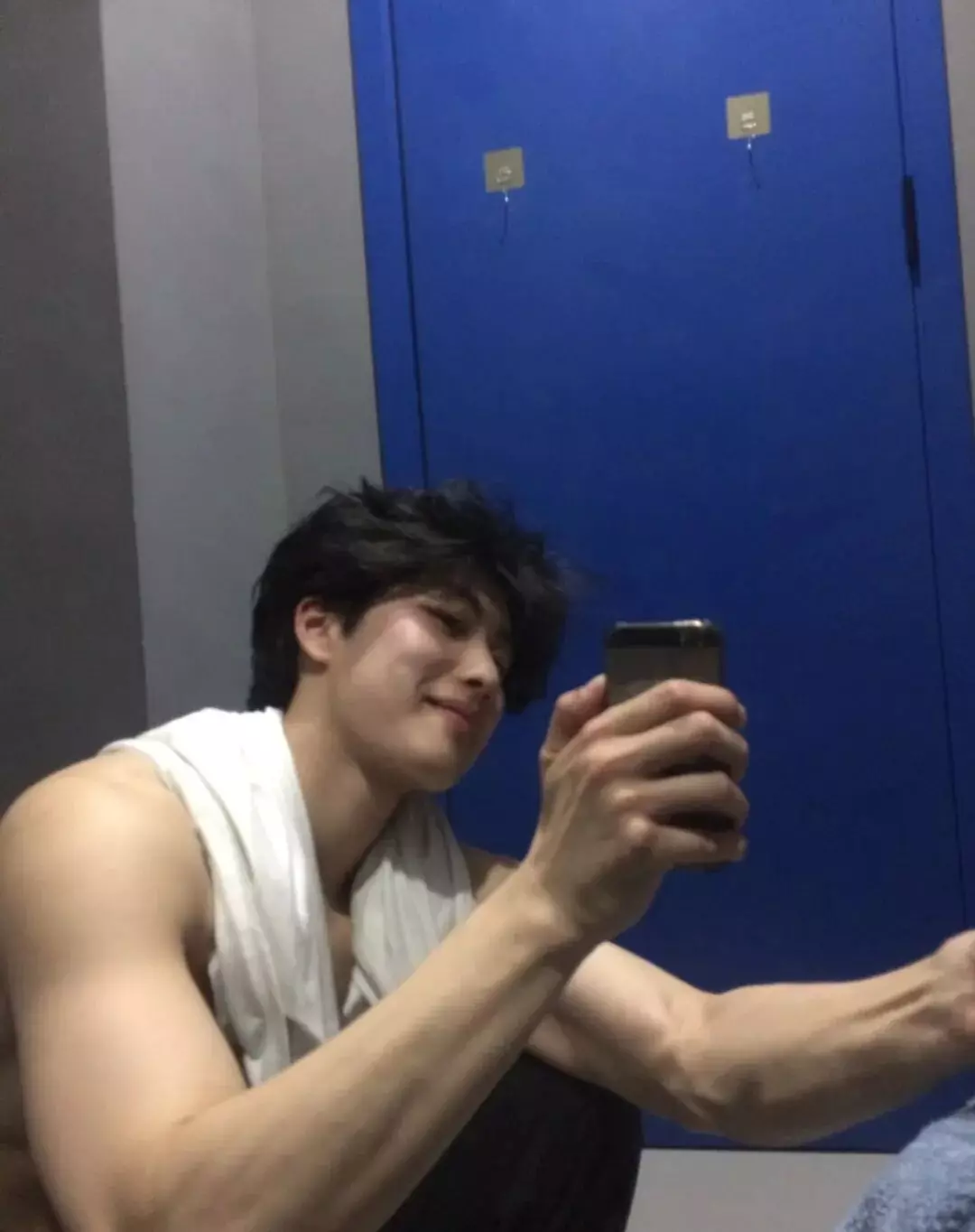 图片[4]-麒麟臂肌肉校草大秀身材！清爽男大反差感满满....-小蓝短视频