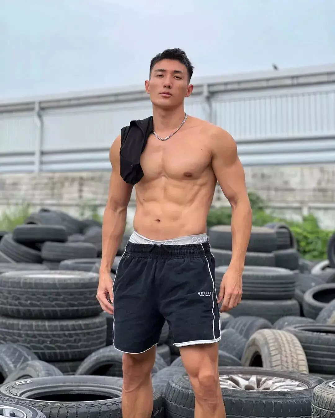 图片[6]-大胸肌腹肌居然还能劈叉，这韧性在健身房吊打一切猛男-小蓝短视频