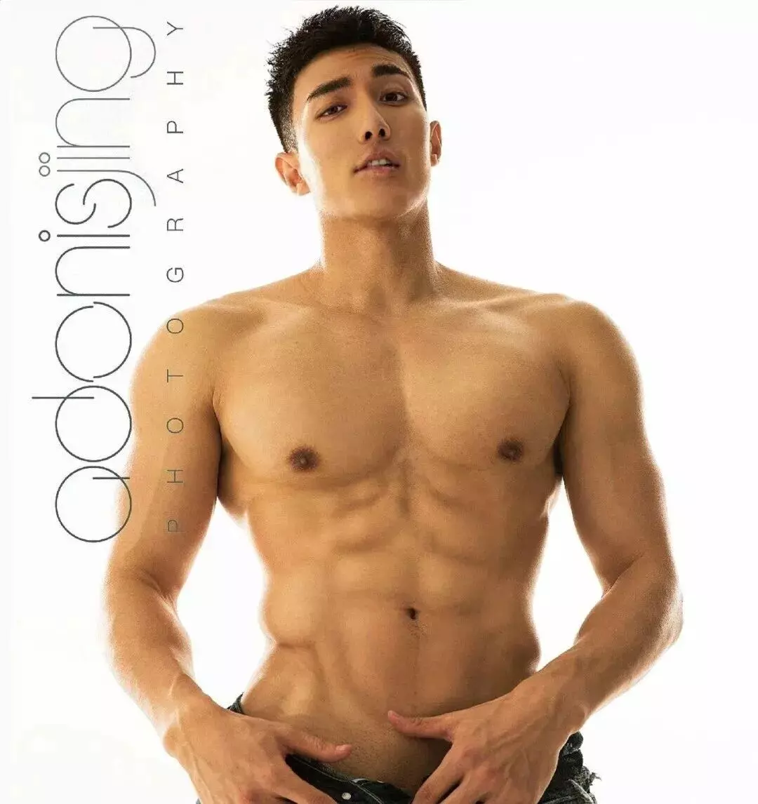 图片[16]-大胸肌腹肌居然还能劈叉，这韧性在健身房吊打一切猛男-小蓝短视频