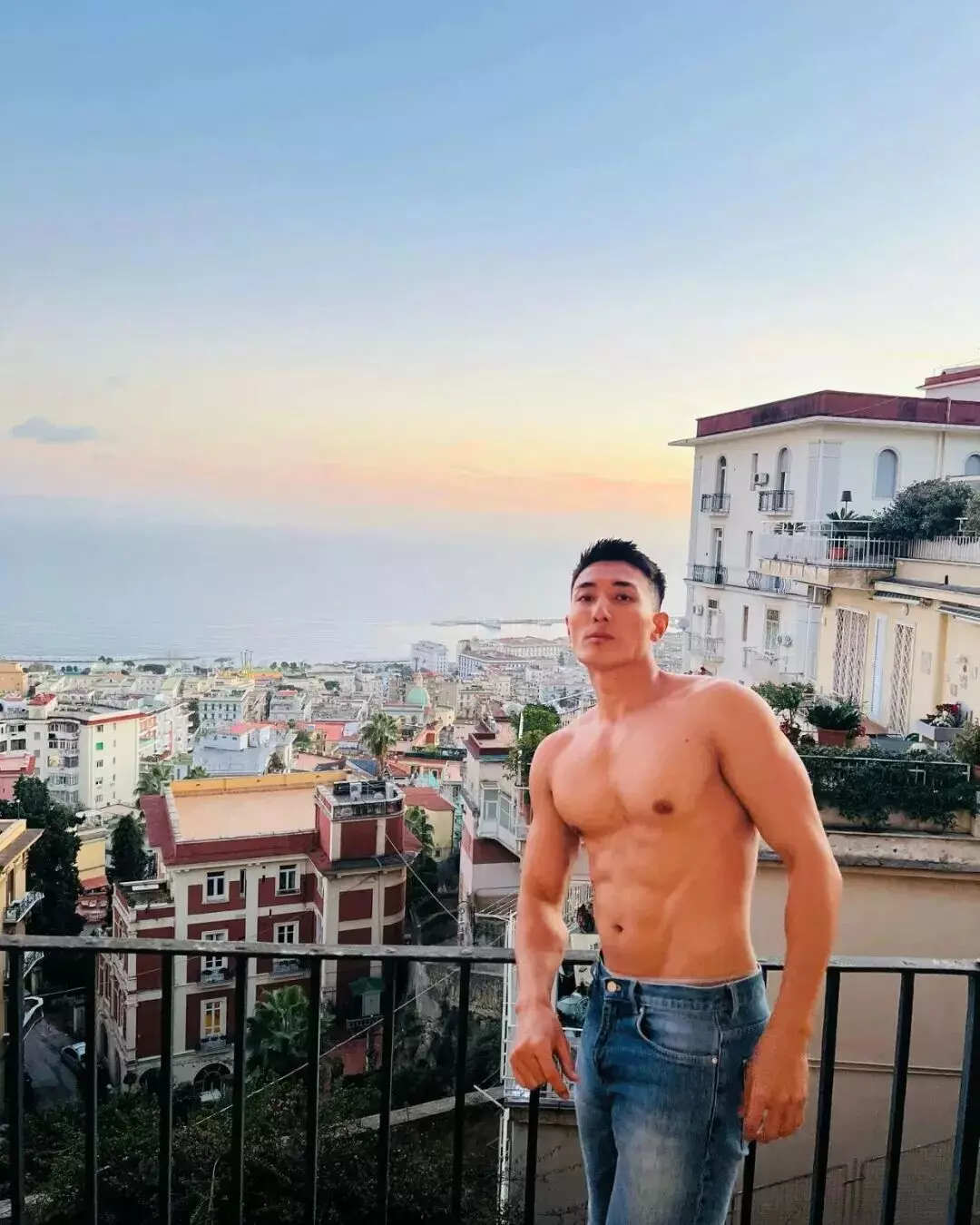 图片[11]-大胸肌腹肌居然还能劈叉，这韧性在健身房吊打一切猛男-小蓝短视频