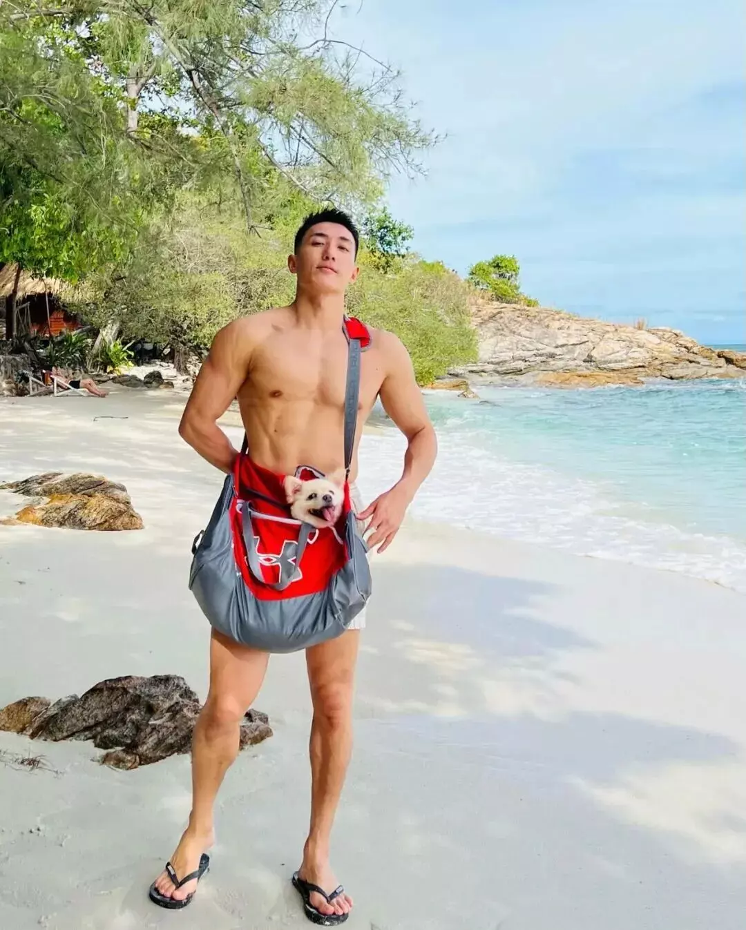 图片[9]-大胸肌腹肌居然还能劈叉，这韧性在健身房吊打一切猛男-小蓝短视频