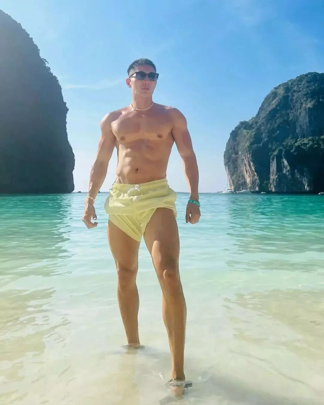 图片[3]-大胸肌腹肌居然还能劈叉，这韧性在健身房吊打一切猛男-小蓝短视频