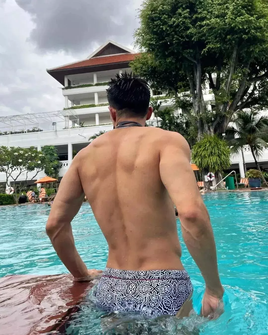 图片[10]-大胸肌腹肌居然还能劈叉，这韧性在健身房吊打一切猛男-小蓝短视频