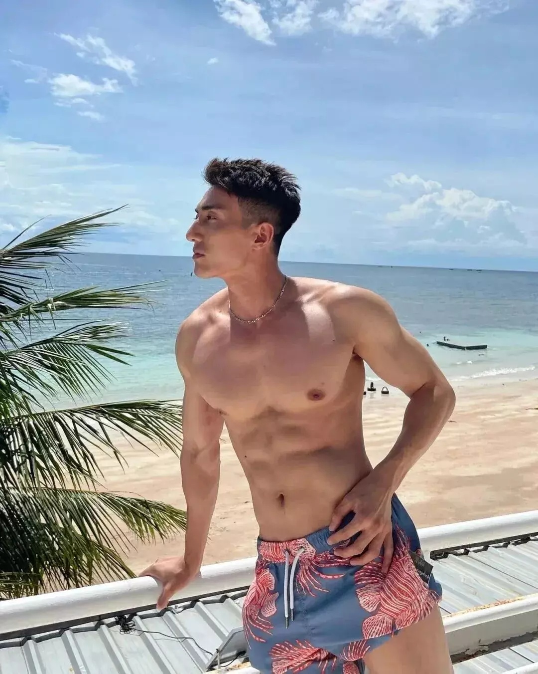 图片[14]-大胸肌腹肌居然还能劈叉，这韧性在健身房吊打一切猛男-小蓝短视频