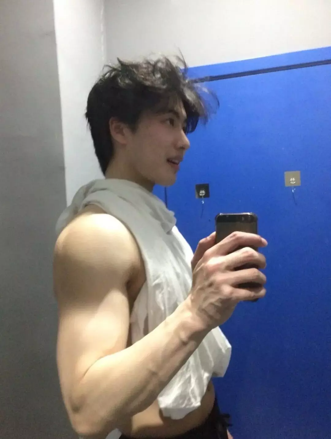 图片[5]-麒麟臂肌肉校草大秀身材！清爽男大反差感满满....-小蓝短视频