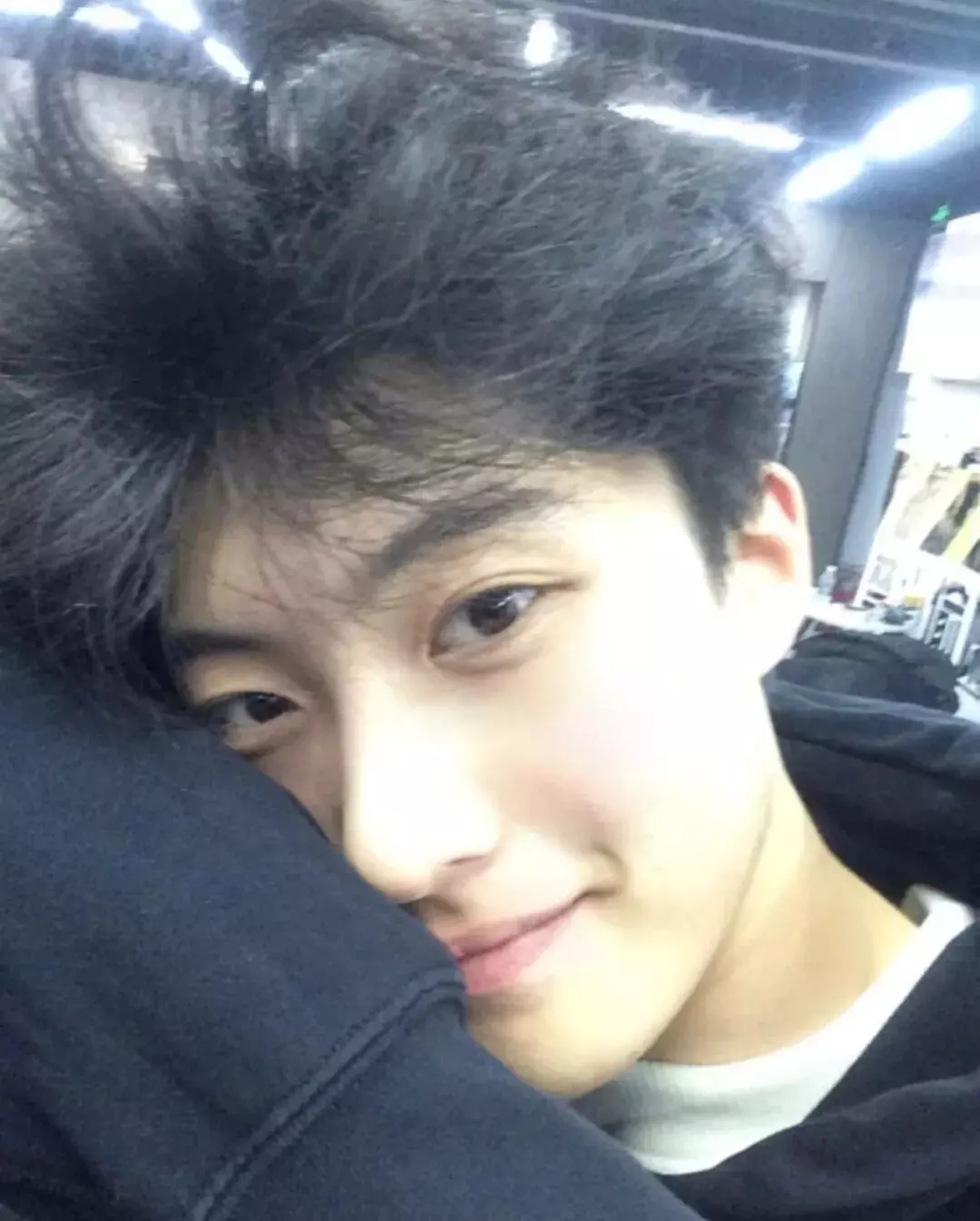 图片[9]-麒麟臂肌肉校草大秀身材！清爽男大反差感满满....-小蓝短视频