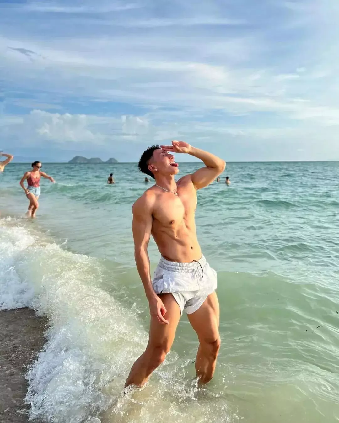 图片[8]-大胸肌腹肌居然还能劈叉，这韧性在健身房吊打一切猛男-小蓝短视频