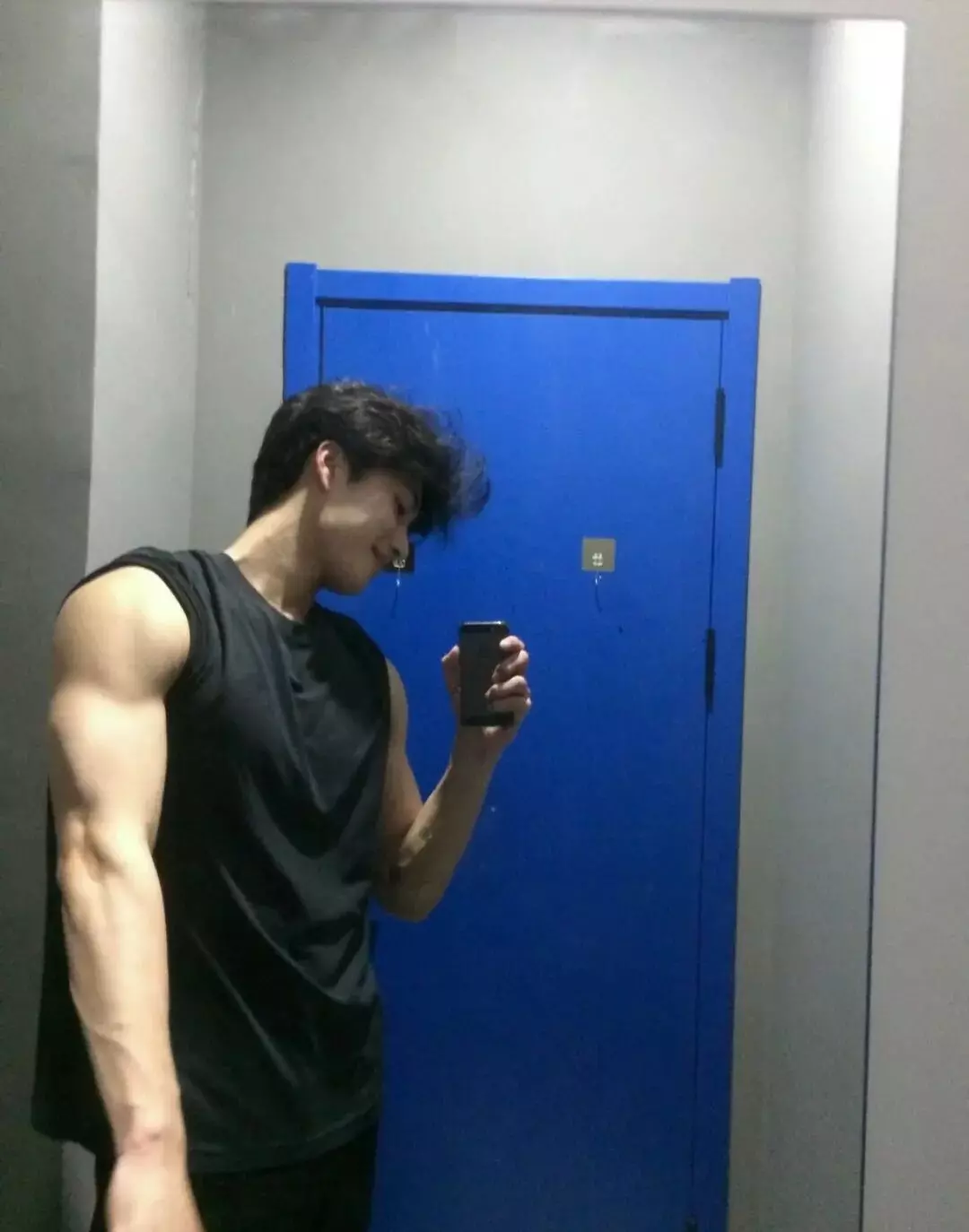 图片[8]-麒麟臂肌肉校草大秀身材！清爽男大反差感满满....-小蓝短视频