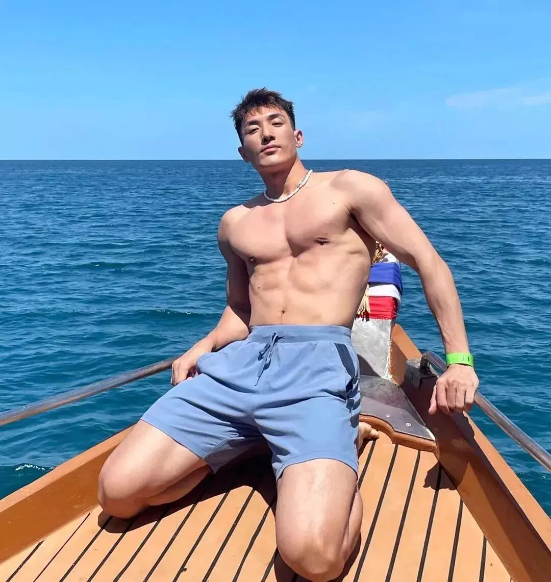 图片[13]-大胸肌腹肌居然还能劈叉，这韧性在健身房吊打一切猛男-小蓝短视频