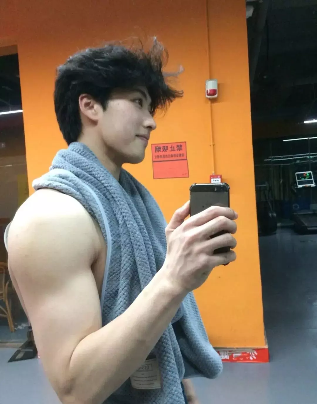 图片[7]-麒麟臂肌肉校草大秀身材！清爽男大反差感满满....-小蓝短视频